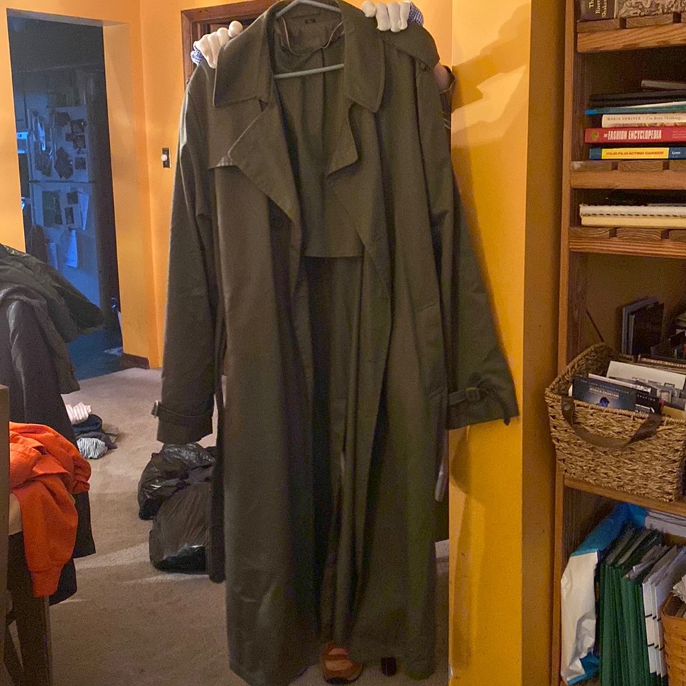 Men’s trench coat in olive EUC